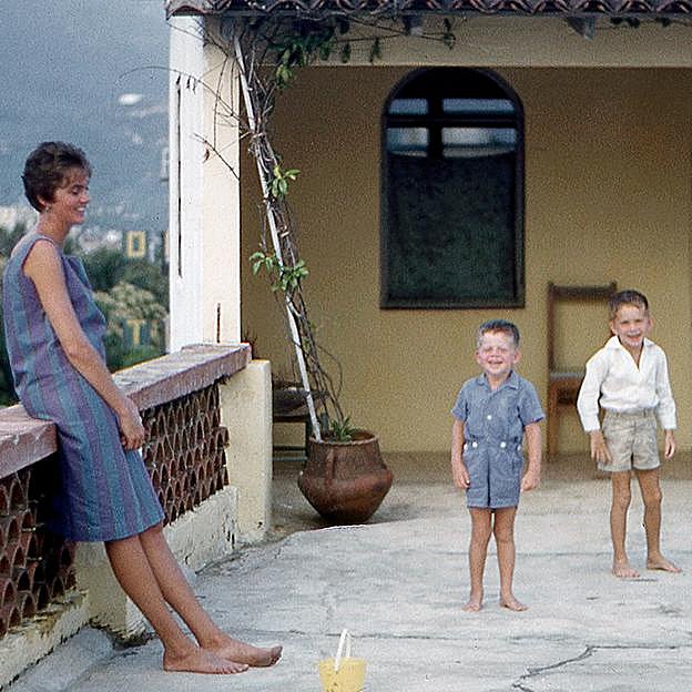 Lucia Berlin junto a sus hijos, Jeff y Mark, en Acapulco en 1961.