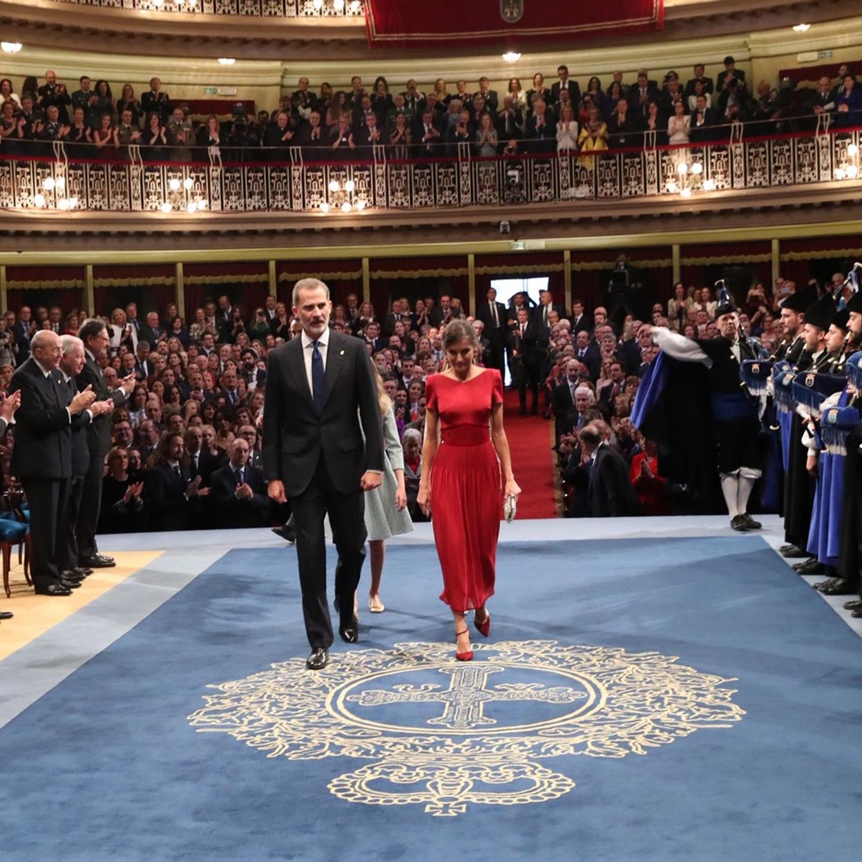 Los reyes Felipe y Letizia, junto a sus hijas, entrando al teatro Campoamor de Oviedo. 