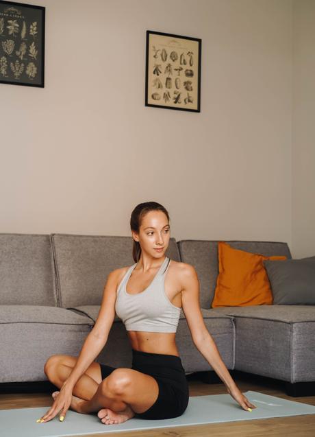 Imagen - Mujer entrenando en casa/PEXELS