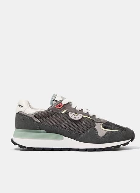 Imagen - Zapatilla deportiva en gris oscuro de Bimba y Lola. Foto: Bimba y Lola.