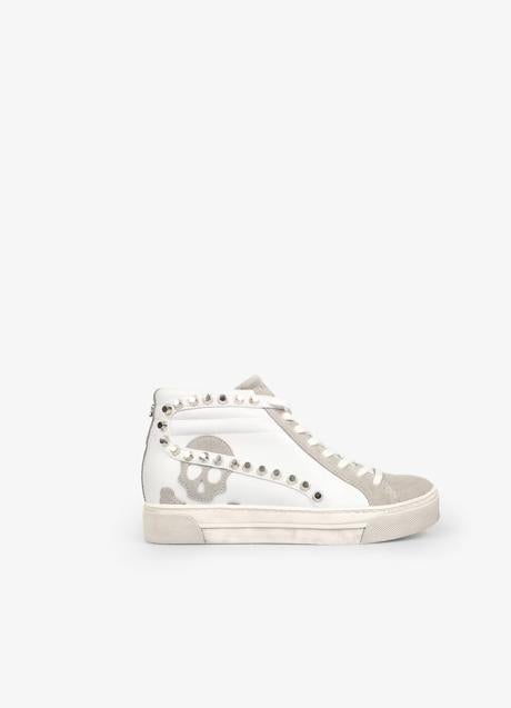 Imagen - Zapatillas de caña alta en gris y blanco de Scalpers. Foto: Scalpers.