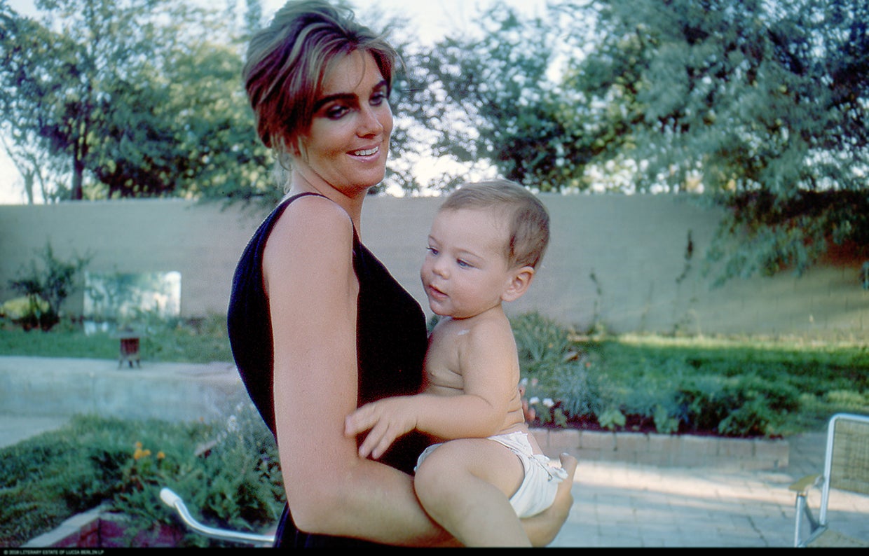 Con su hijo David en brazos, en 1963.