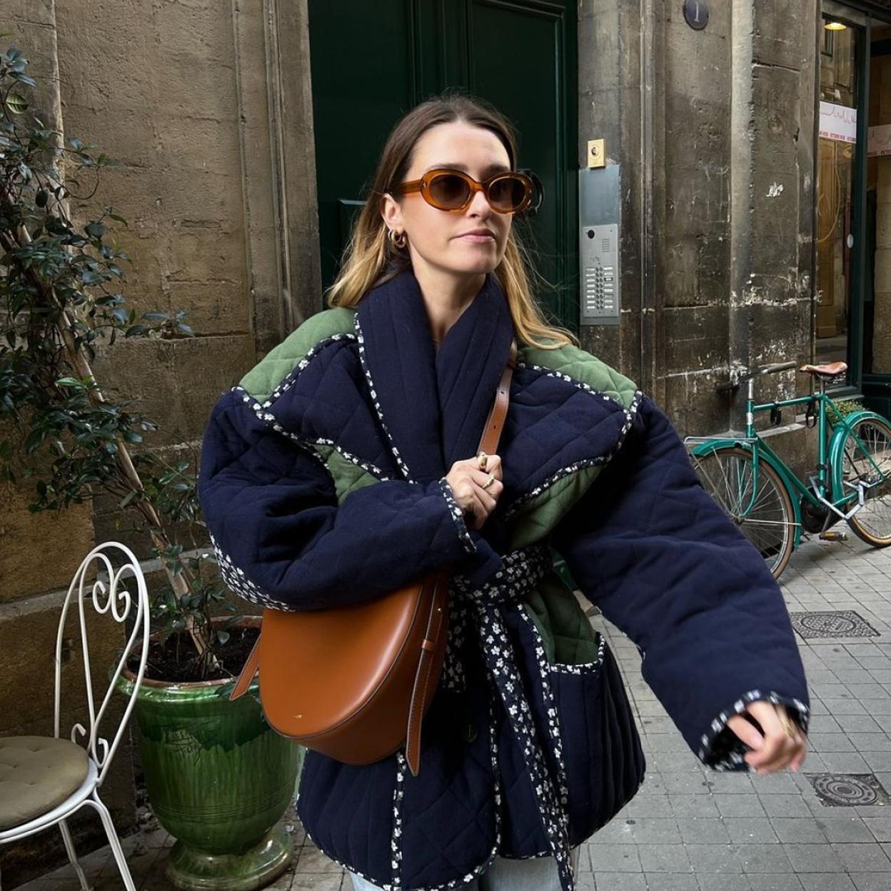 Una mujer con el abrigo patchwork de Rouje.