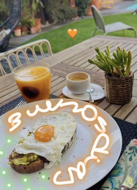 Imagen - El desayuno de Nuria Roca: una tostada de pan integral con aguacate y huevo a la plancha. / Instagram: @nuriarocagranell 