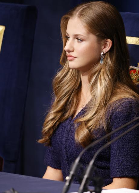 Imagen - Leonor con los pendientes de su madre. / LIMITED PICTURES