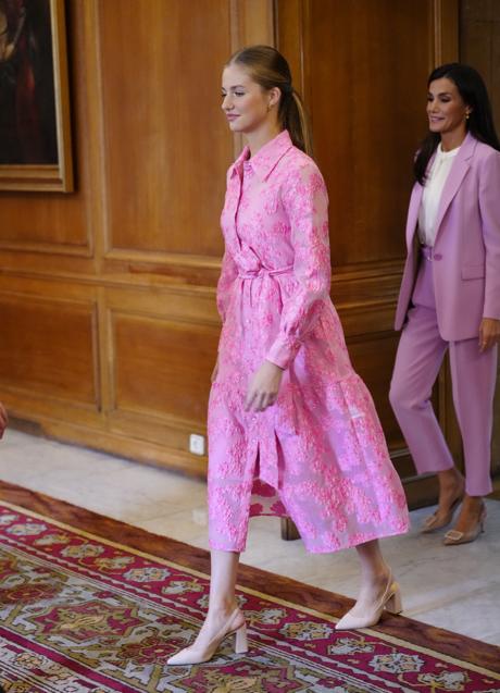 Imagen - La princesa Leonor con un vestido camisero rosa. / LIMITED PICTURES