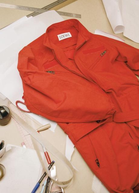 Imagen - Reinterpretación hecha por Loewe del traje que llevó Rihanna en la Super Bowl, de la misma firma.