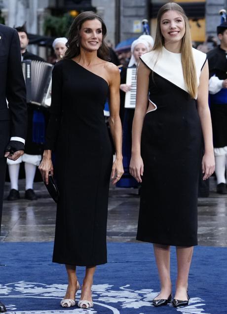 Imagen - Letizia con un vestido de Carolina Herrera junto a la reina Sofía. /LIMITED PICTURES