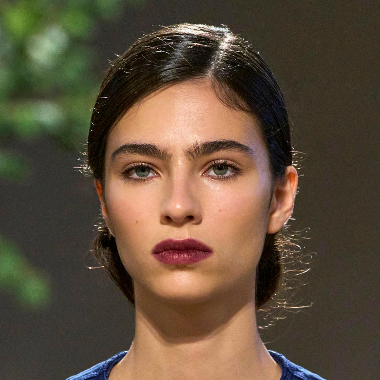 Una mujer con pintalabios oscuros.