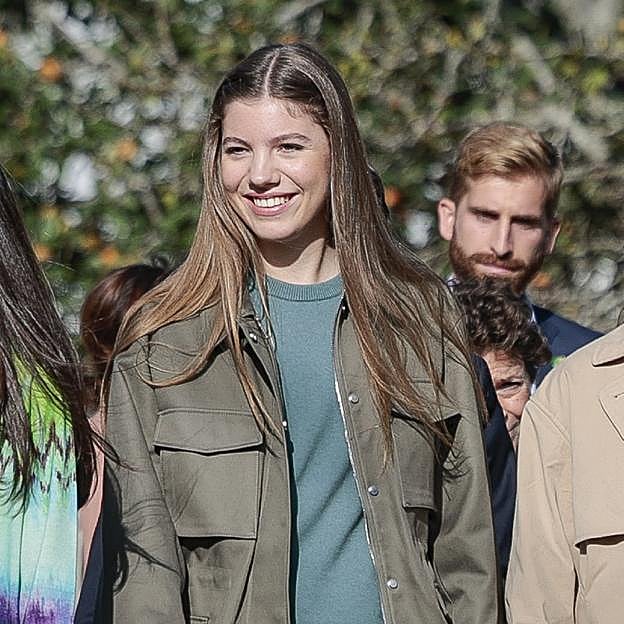 La infanta Sofía se inspira en su hermana Leonor con la chaqueta sahariana que llevó en su entrada al internado de Gales