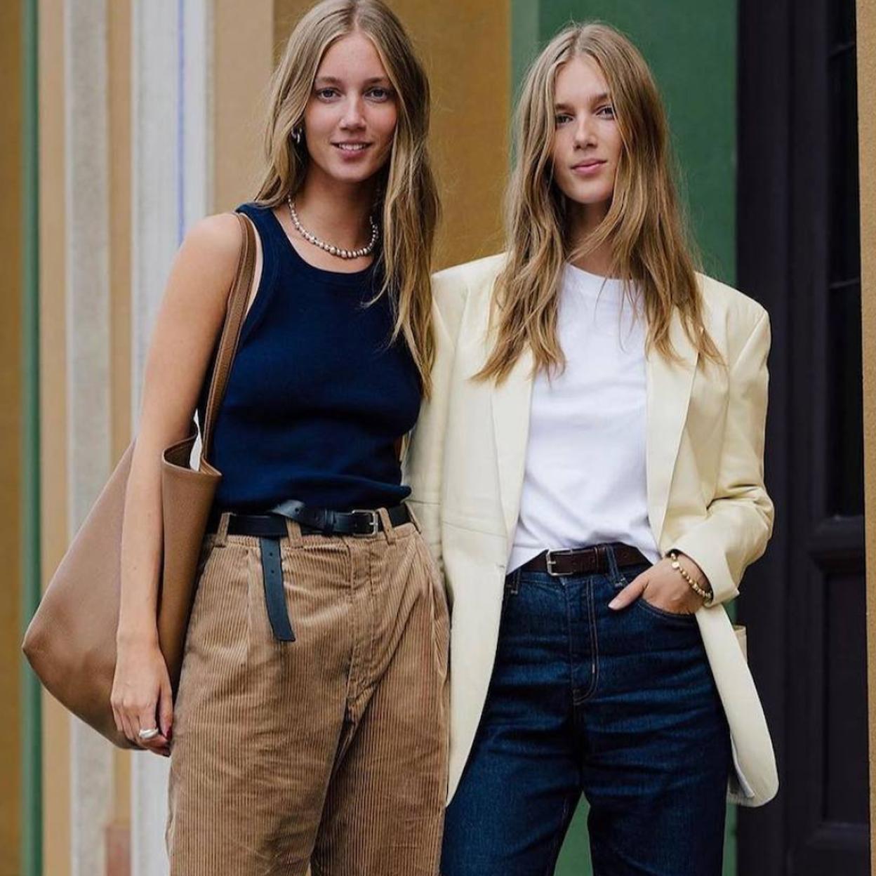 Influencer con camisas en blanco o negro