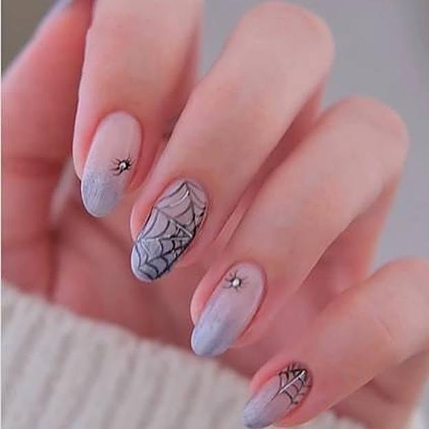 Manicura con arañas para Halloween