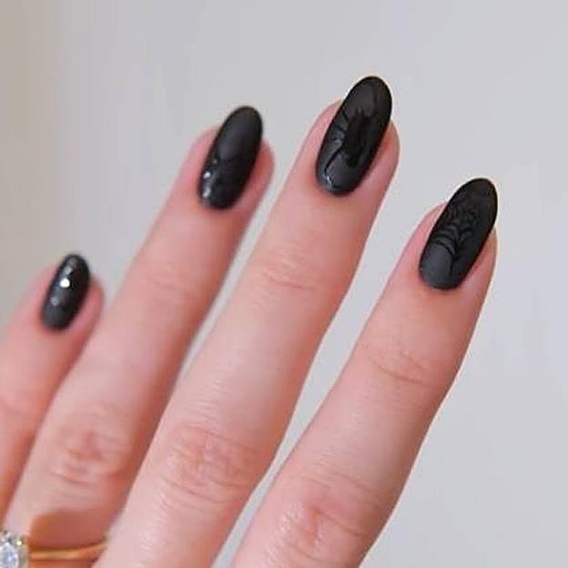 Uñas negras de Halloween