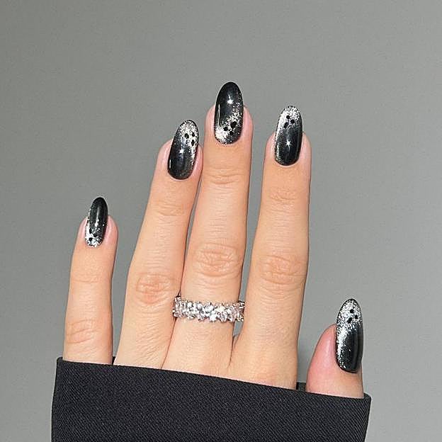 Manicura de fantasmas con purpurina para Halloween