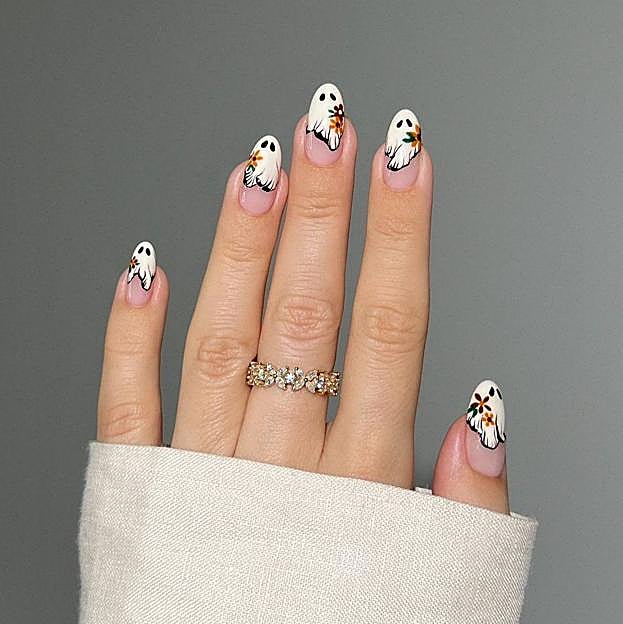 Manicura otoñal de Halloween con fantasmas y flores