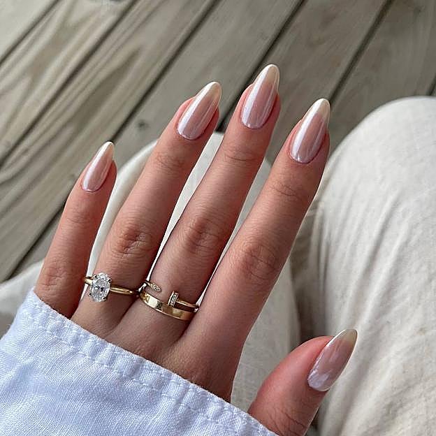 Manicura de lujo silencioso efecto perlado