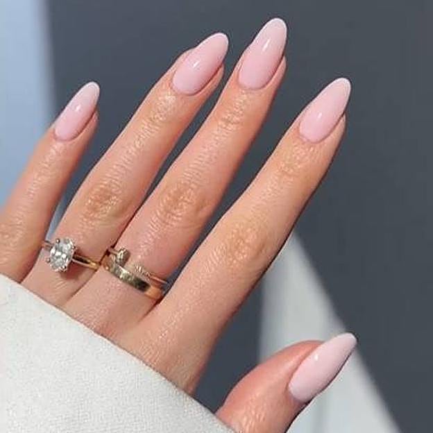 Manicura de uñas rosa natural