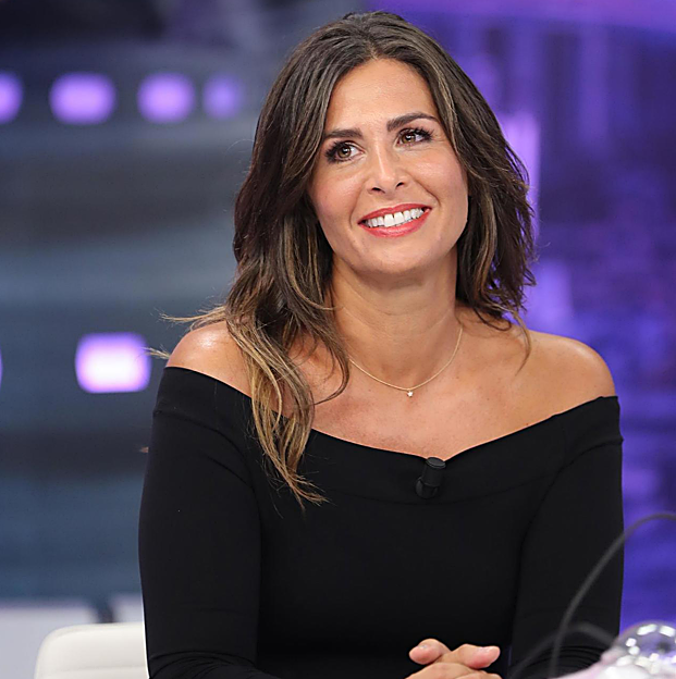 Nuria Roca con un top escote barco.