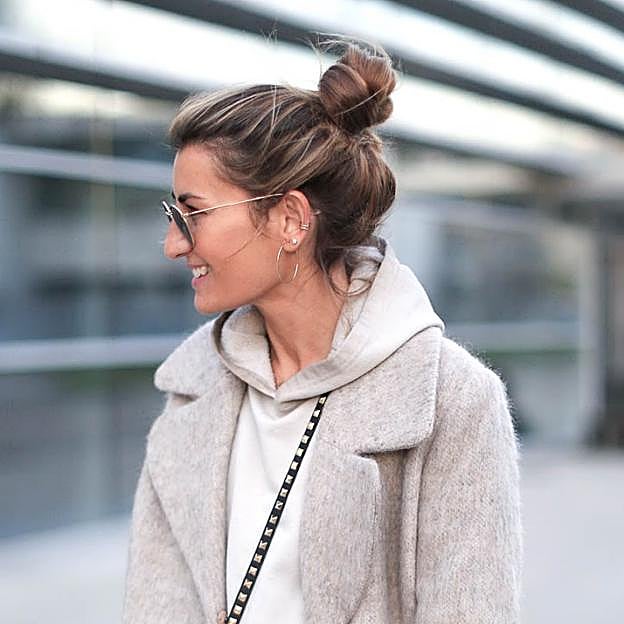 Peinado con moño alto.