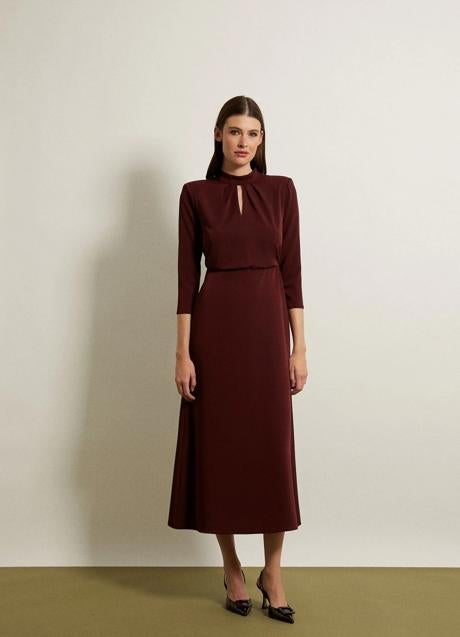Imagen - Vestido burdeos de la firma Bimani. Foto: Bimani.