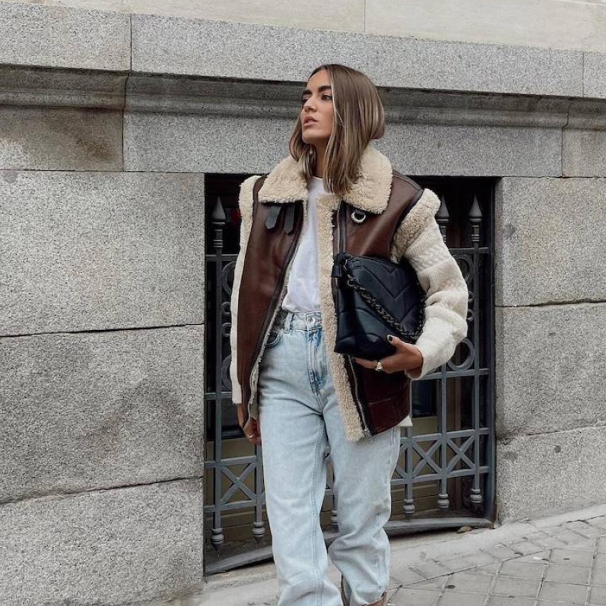 Influencer con chaleco de doble faz