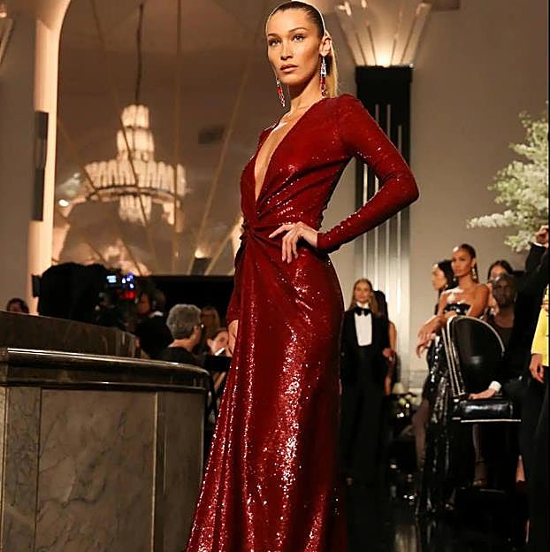 Bella Hadid, con vestido de lentejuelas rojo de Ralph Lauren.