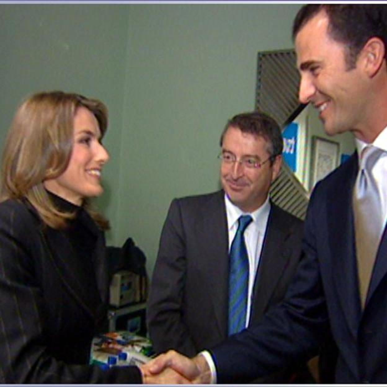 Los reyes Felipe y Letizia en una icónica imagen hace 20 años: su primera foto juntos. 