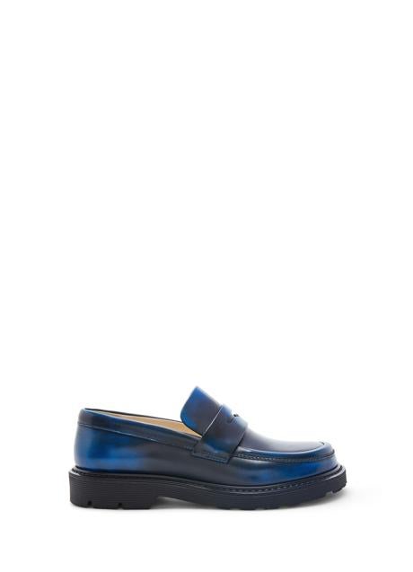 Imagen - Mocasines con efecto piel azul de Loewe, 850 euros.