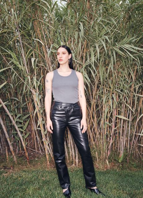 Imagen - Pantalón de cuero con cierre asimétrico de Agolde. Foto: Agolde.