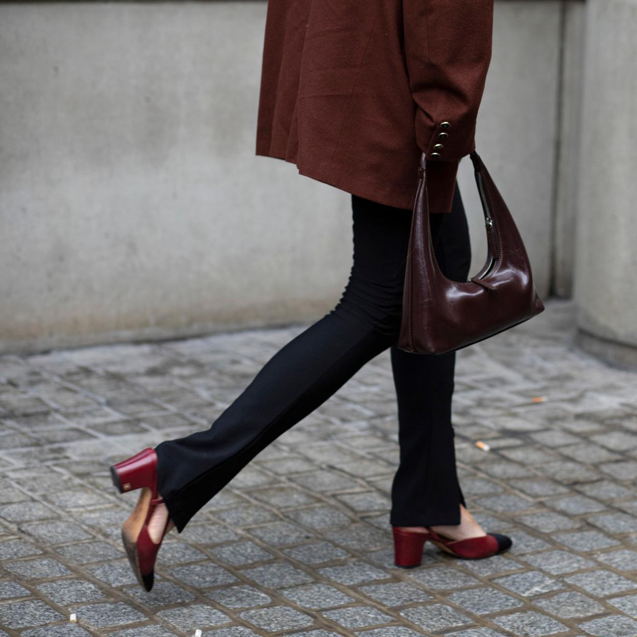 Una mujer con pantalones en negro.