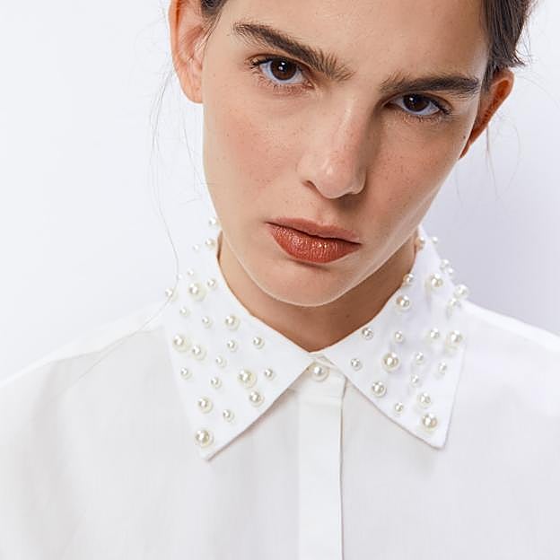 Así es el cullo con perlas de la camisa de Sfera.