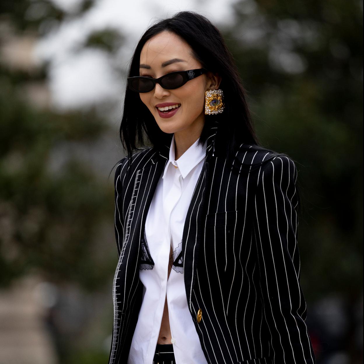 Un look con camisa blanca de street style.