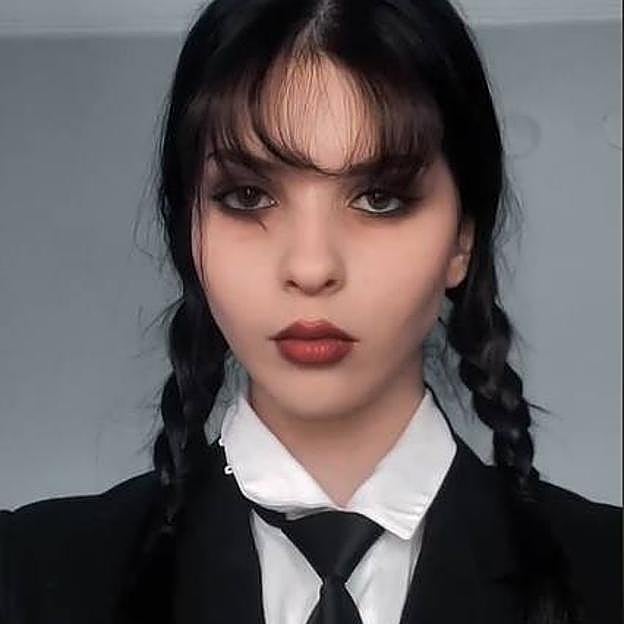 Mujer con maquillaje de Halloween de Miércoles Addams