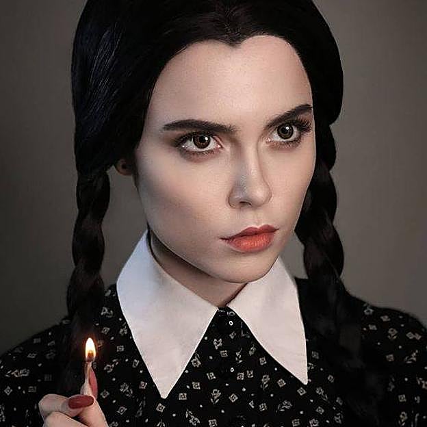 Mujer con maquillaje de Miércoles Addams
