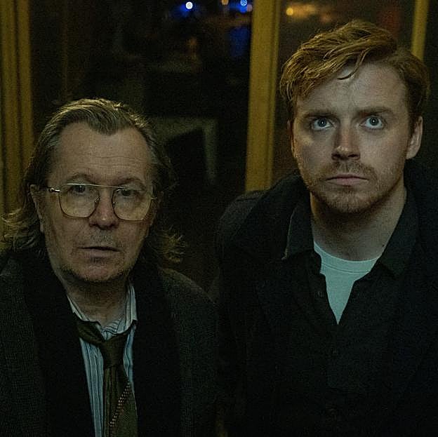 Gary Oldman y Jack Lowden en una imagen de la primera temporada de la serie de espías británicos, Slow Horses.
