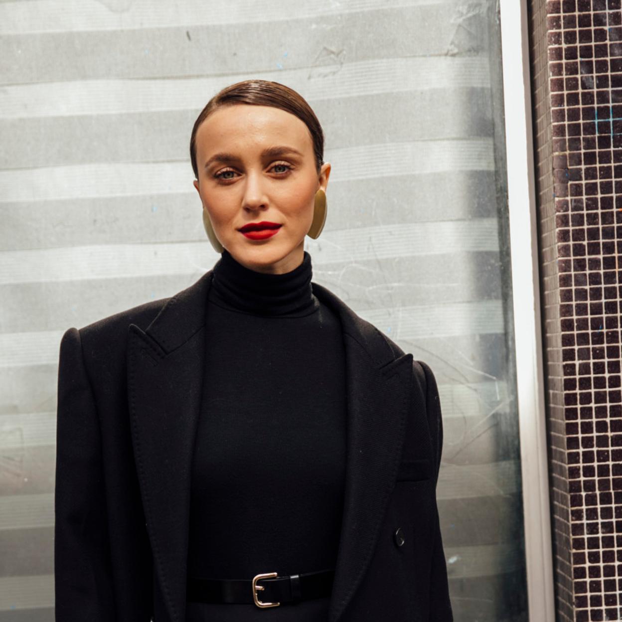 Una mujer con el rostro iluminado y cuidado.