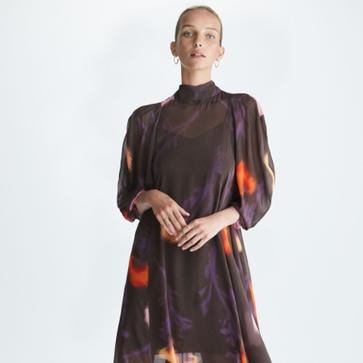 Imagen secundaria 1 - Yolanda Díaz querrá, probablemente, pasar inadvertida durante la jura de la Constitución de Leonor. Purificación García, su firma de cabecera, propone en su tienda online dos vestidos que encajarían con su objetivo y estilo. 