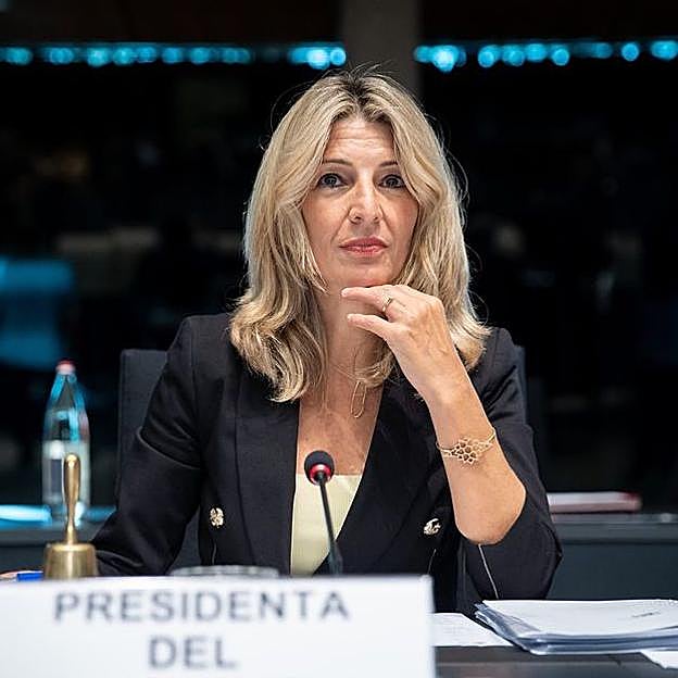 Imagen principal - Yolanda Díaz querrá, probablemente, pasar inadvertida durante la jura de la Constitución de Leonor. Purificación García, su firma de cabecera, propone en su tienda online dos vestidos que encajarían con su objetivo y estilo. 