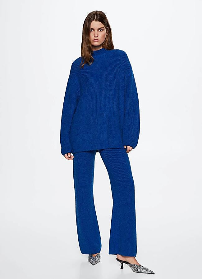 Imagen - Conjunto de pantalón y jersey de punto en azul de Mango Outlet. Foto: Mango Outlet.