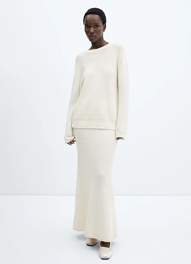 Imagen - Conjunto de falda y jersey oversize en color blanco de Mango. Foto: Mango.