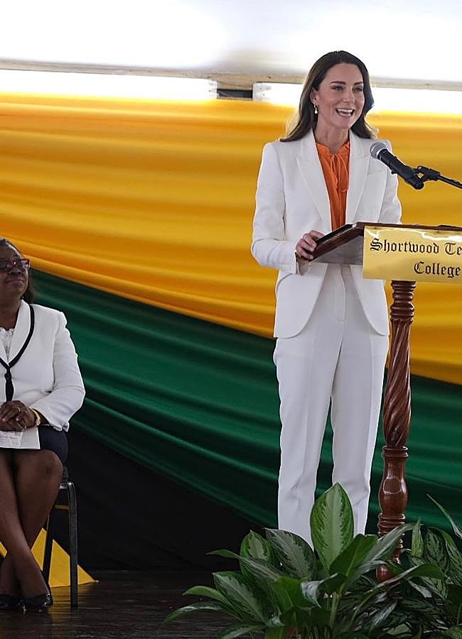Imagen - Kate Middleton ha hecho de la americana blanca su uniforme de trabajo. Aquí lleva el total look con pantalones: fue en Jamaica, en marzo de 2022. (FOTO: D.R.)