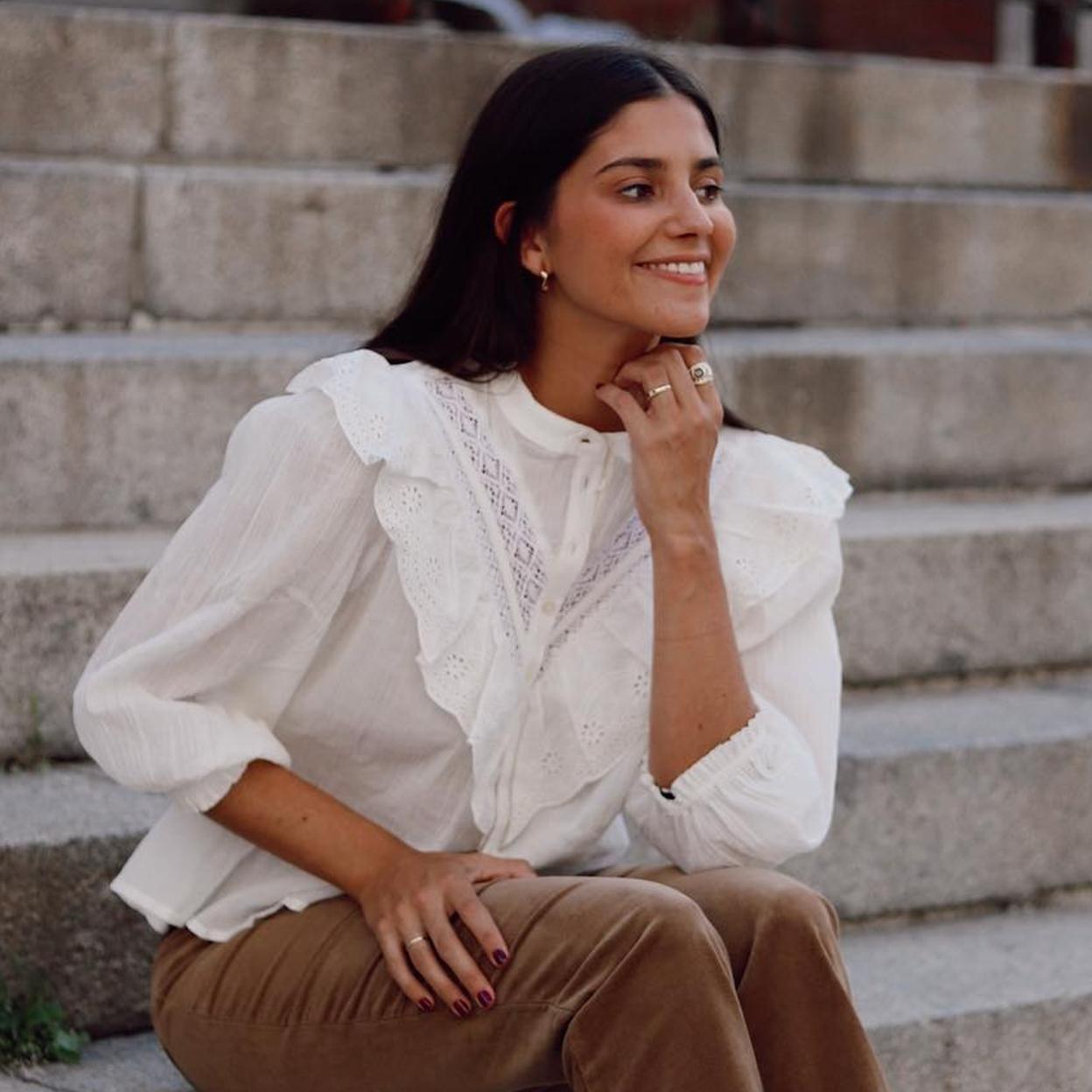 Influencer con look con camisa de encaje