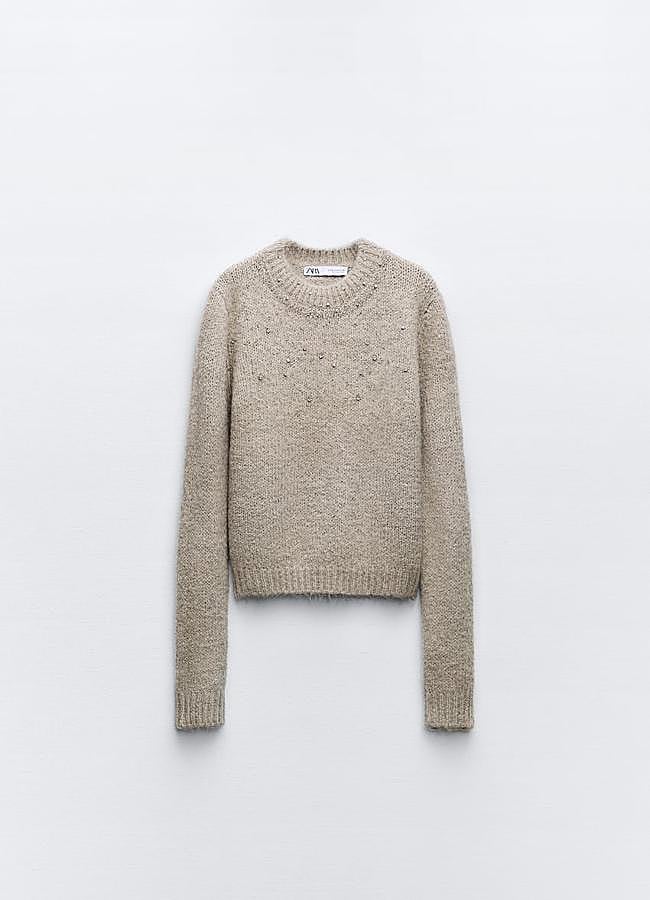 Imagen - Jersey de punto con brillos en color crudo de Zara. Foto: Zara.