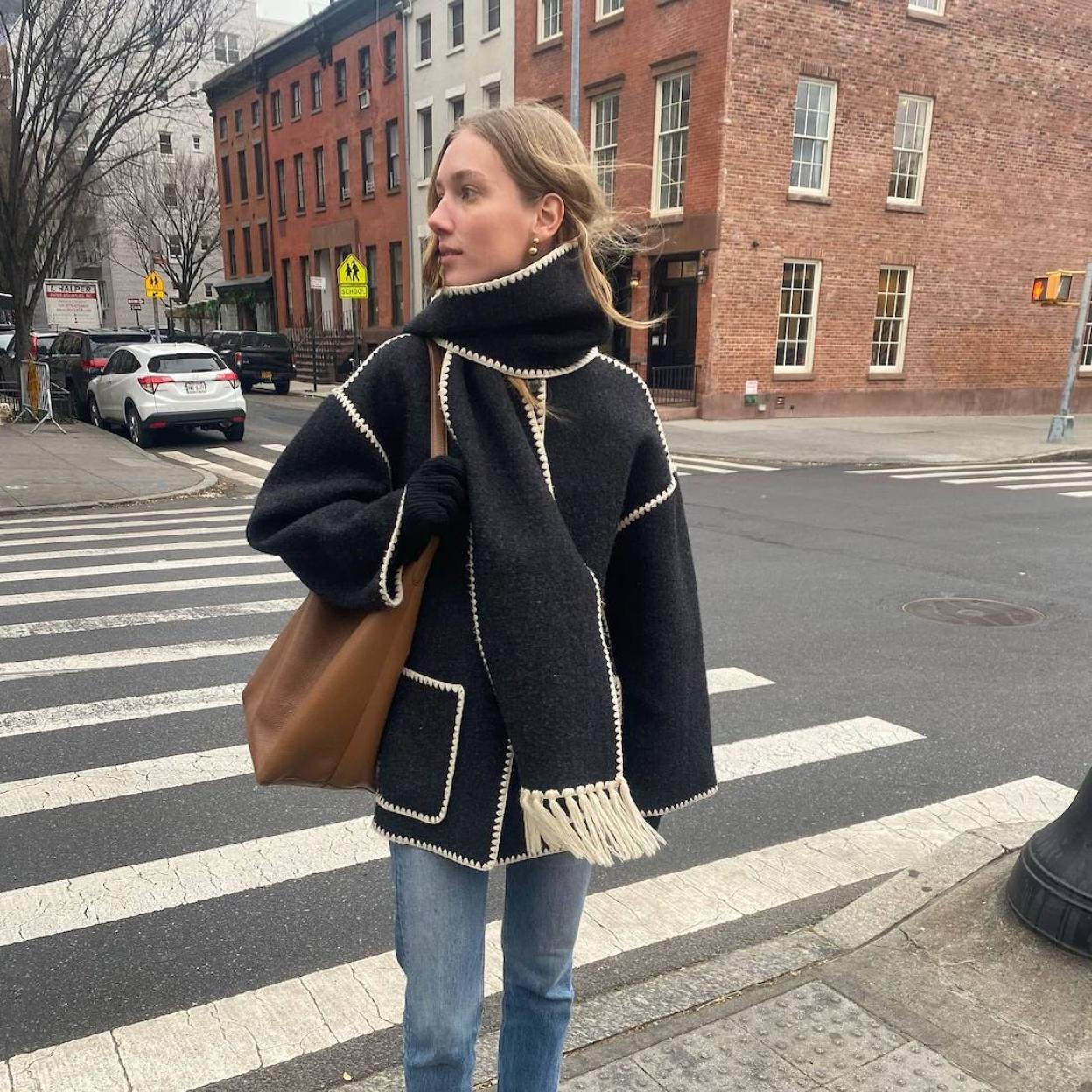 La influencer escandinava lleva la chaqueta que versiona el jersey de Zara viral