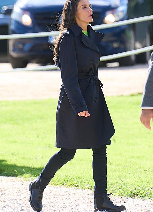 Imagen - El look de la reina Letizia con botas militares. / LIMITED PICTURES