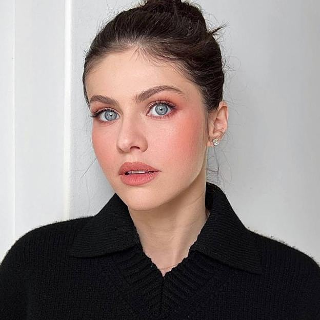 Alexandra Daddario con maquillaje de ojos azules natural y rejuvenecedor