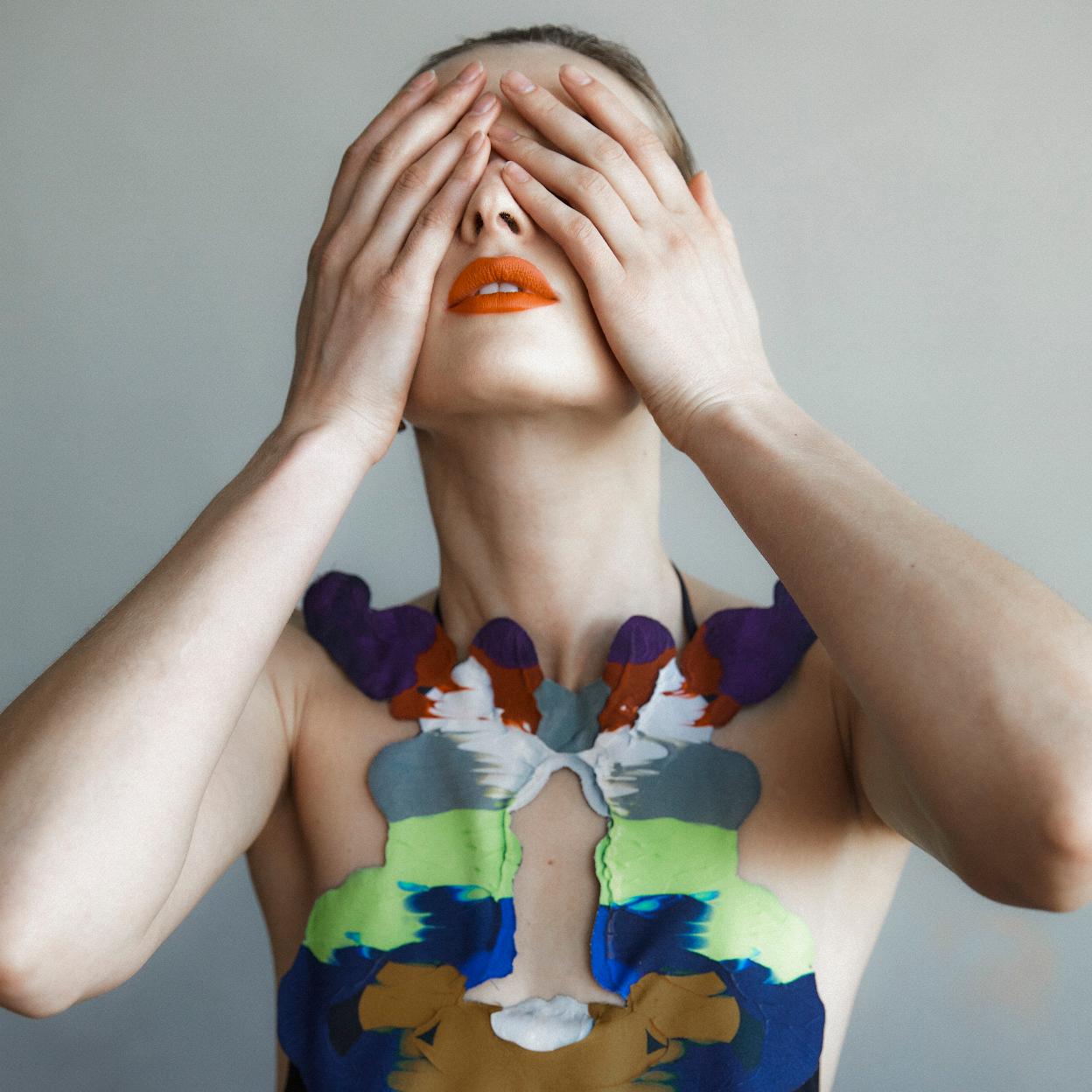 Una modelo con barra de labios en tono naranja.