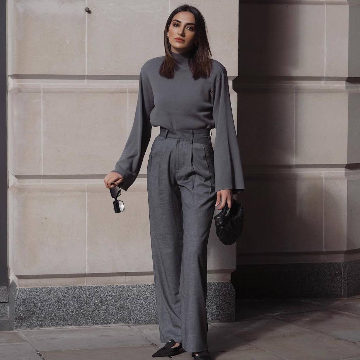 La influencer lleva un look con pantalones grises