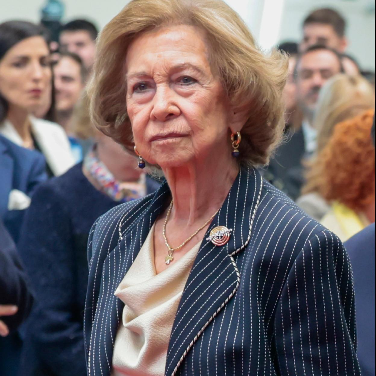 La reina Sofía con una chaqueta de raya diplomática.