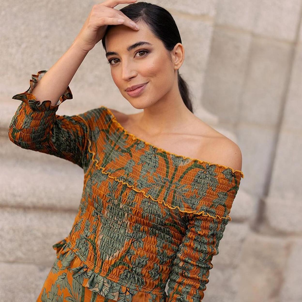 Una invitada con vestido con escote bardot.